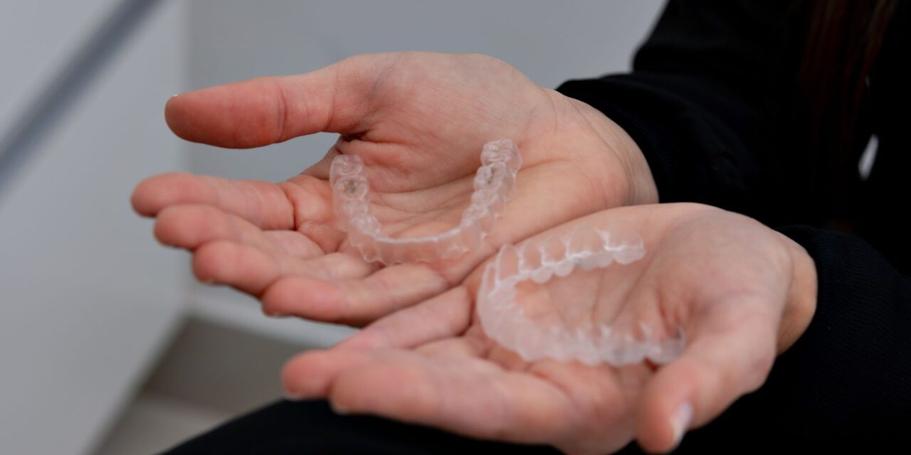 Invisalign vs Σιδεράκια — Ο πλήρης οδηγός 2026